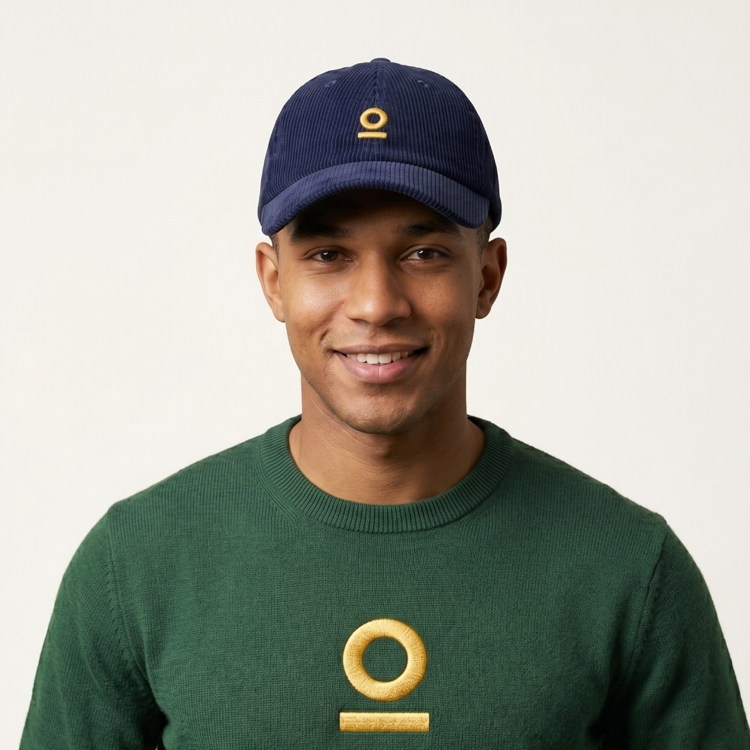 Modelo llevando una gorra Mosh con el símbolo Phi bordado, foto de portada