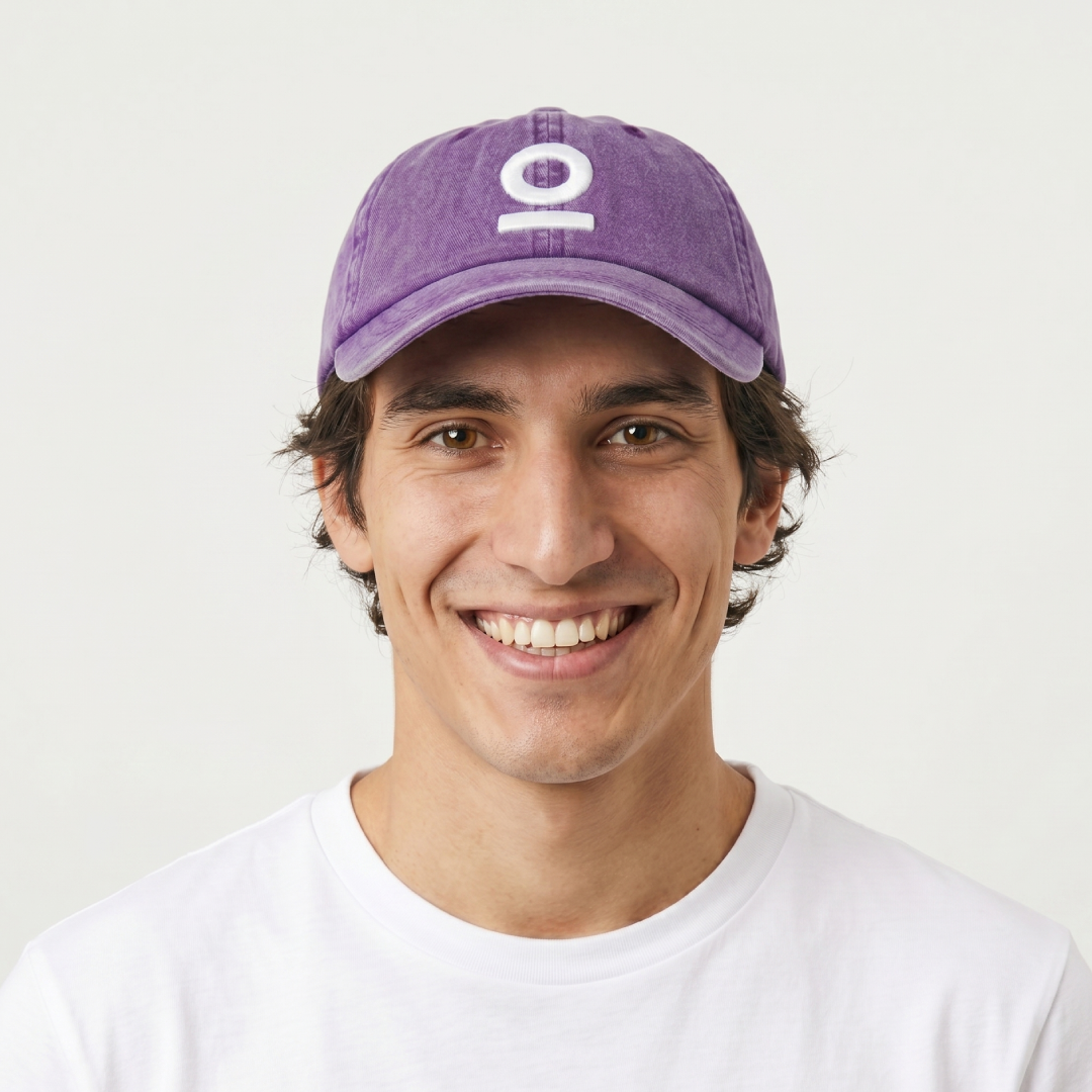 Modelo llevando una gorra Mosh con el símbolo Phi bordado